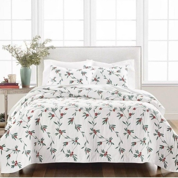 Martha Stewart Collection embroidered Holly Quilt - Picture 1 of 3